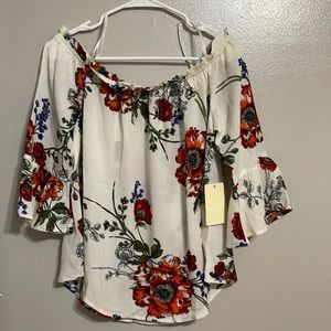 Off the shoulder floral top 🌹